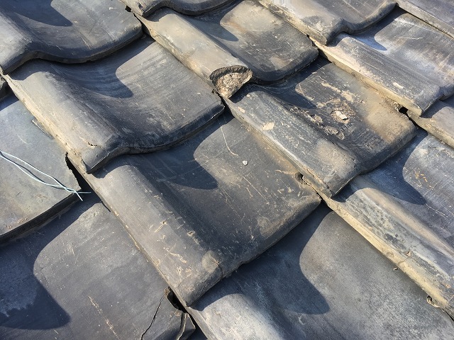 雨漏りが生じている住宅の瓦屋根